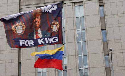 Demonstracja przed budynkiem sądu federalnego im. Daniela Patricka Moynihana w Nowym Jorku, przed kt