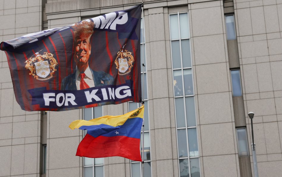 Demonstracja przed budynkiem sądu federalnego im. Daniela Patricka Moynihana w Nowym Jorku, przed kt