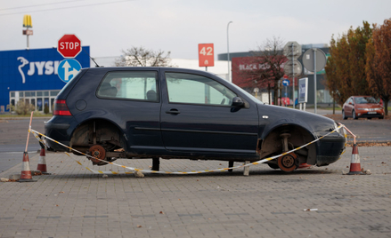 Zgodnie z ustawą Prawo o ruchu drogowym, straż miejska może usunąć samochód, którego stan wskazuje, 