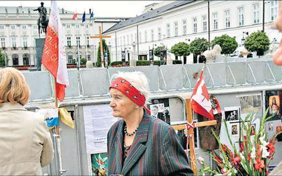 Obrońcy krzyża smoleńskiego uważają, że pomnik ofiar katastrofy powinien stanąć na Krakowskim Przedm