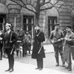 Warszawa, 11 listopada 1918 r. Polacy pełnią straż przed Pałacem Namiestnikowskim. Na drugim planie 