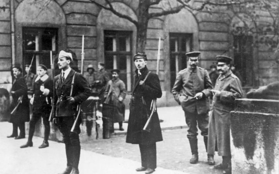 Warszawa, 11 listopada 1918 r. Polacy pełnią straż przed Pałacem Namiestnikowskim. Na drugim planie 