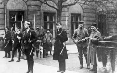 Warszawa, 11 listopada 1918 r. Polacy pełnią straż przed Pałacem Namiestnikowskim. Na drugim planie 