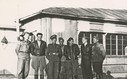 Kto towarzyszy na tym zdjęciu Polce Annie Bratkowskiej?