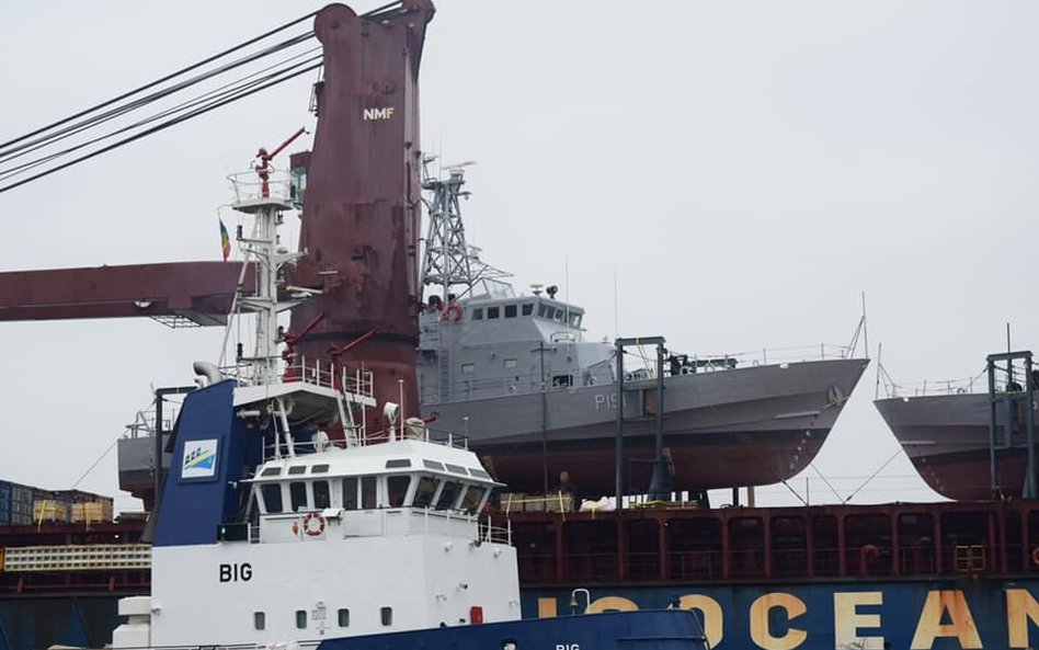 Jeden z patrolowców typu Island na pokładzie Ocean Freedom w porcie w Odessie. Fot./Ministerstwo Obr