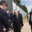 Jarosław Kaczyński przy ogrodzeniu na granicy z Białorusią