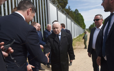 Jarosław Kaczyński przy ogrodzeniu na granicy z Białorusią
