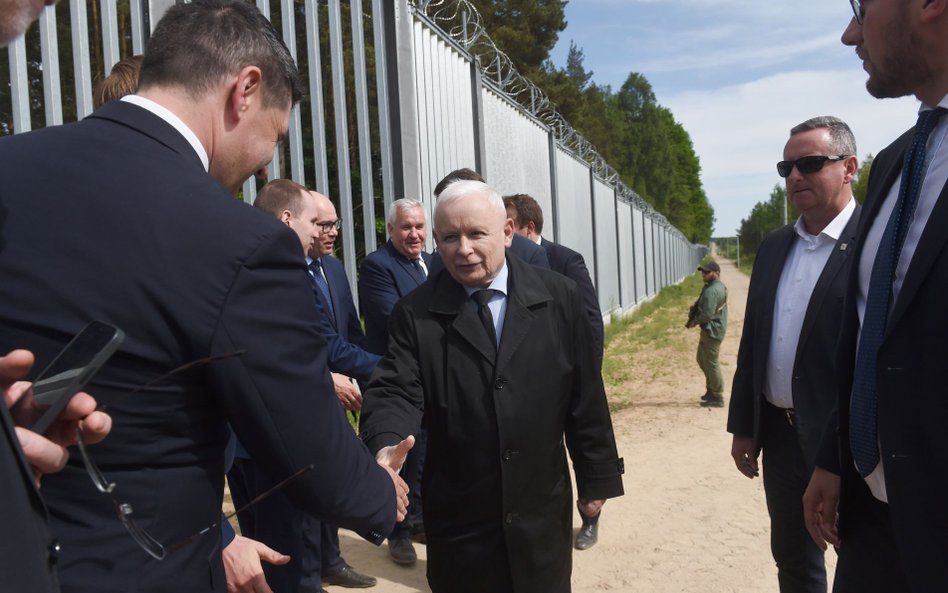 Jarosław Kaczyński przy ogrodzeniu na granicy z Białorusią