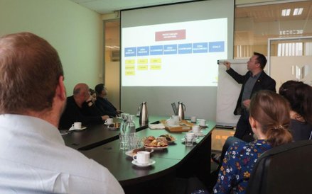 Artur Rezner przedstawił schemat organizacyjny biura podróży