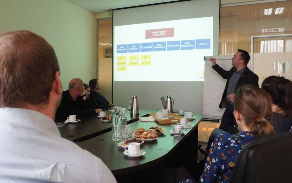 Artur Rezner przedstawił schemat organizacyjny biura podróży