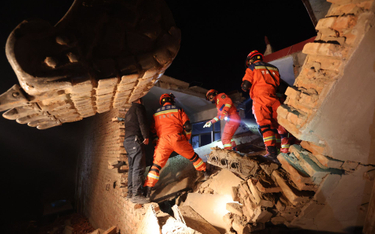 W akcji ratunkowej po trzęsieniu ziemi w Chinach uczestniczy ok. 2 200 osób