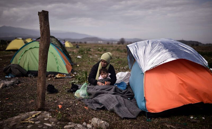 Imigrantka z dzieckiem wczoraj na granicy Grecji z Macedonią