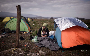 Imigrantka z dzieckiem wczoraj na granicy Grecji z Macedonią