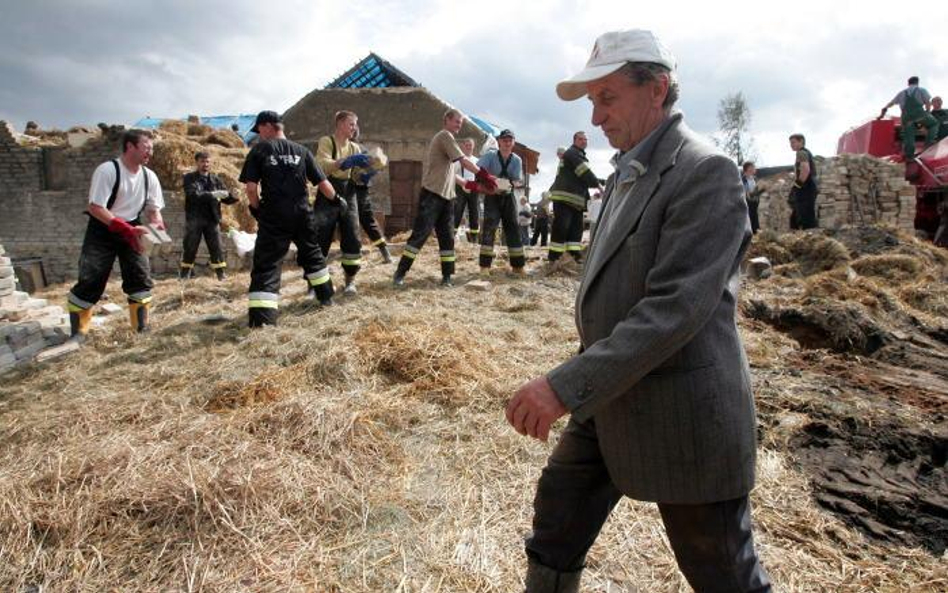 Balcarzowice w woj. opolskim po przejściu trąby powietrzneh