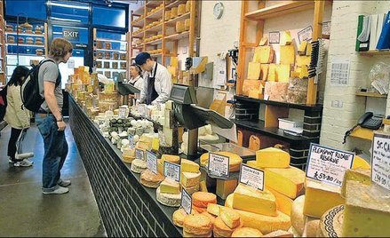 Brytyjczycy chętniej wybierają produkty od lokalnych dostawców, którzy produkują sery i wędliny zgod