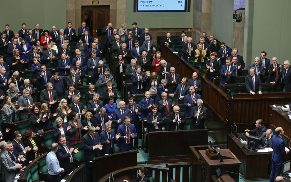 Siemoniak: PiS funduje tsunami dla demokracji