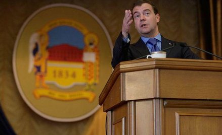 Miedwiediew herbatę wypił, filiżankę zostawił, a studenci ją sprzedają