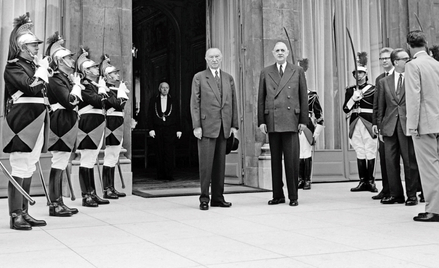 Charles de Gaulle i Konrad Adenauer przed Pałacem Elizejskim 22 stycznia 1963 r.; za moment podpiszą