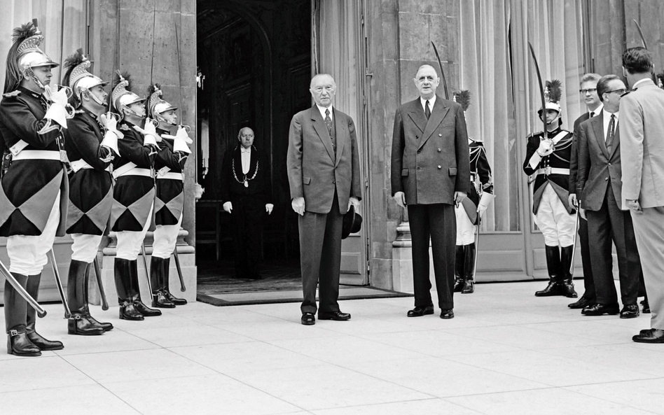 Charles de Gaulle i Konrad Adenauer przed Pałacem Elizejskim 22 stycznia 1963 r.; za moment podpiszą