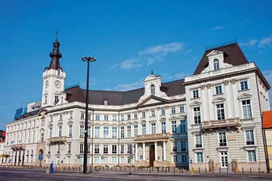 Pałac Jabłonowskich, odbudowany dzięki BRE (obecnie mBank) i Bankowi Handlowemu, jest siedzibą ich c