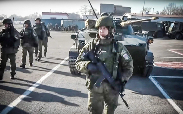 Powrót z interwencji w Kazachstanie. Rosyjscy żołnierze na wojskowym lotnisku w Iwanowie 250 km na p
