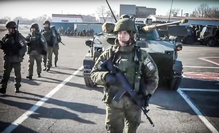 Powrót z interwencji w Kazachstanie. Rosyjscy żołnierze na wojskowym lotnisku w Iwanowie 250 km na p