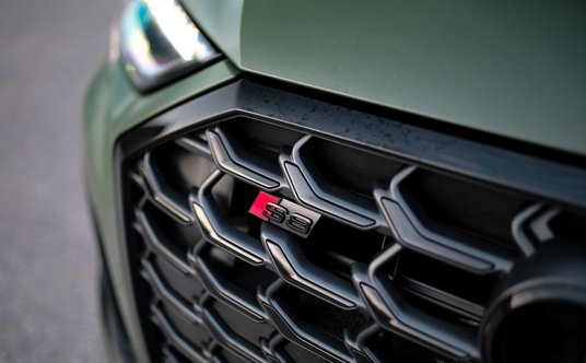 Audi S8: silnik V8 o pojemności 4,0 litra, moc 571 KM, 0-100 km/h w 3,8 sekundy, V-max: 250 km/h