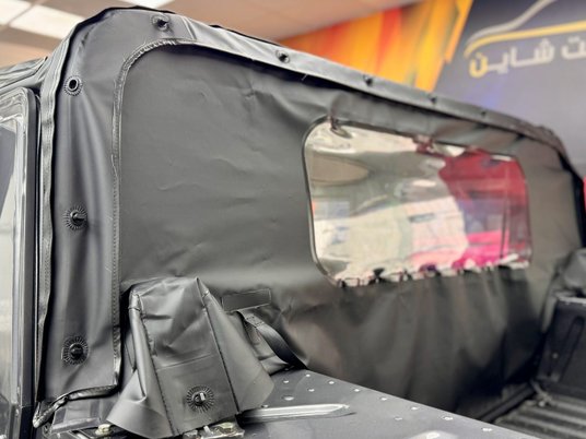 Nadwozie typu 4-door open top ma brezentowy dach, po którego zdjęciu otrzymujemy terenowy kabriolet.