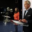 Mary Peltola i Dan Sullivan, senator Partii Republikańskiej, w czasie debaty przed wyborami połówkow