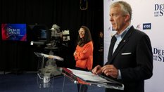 Mary Peltola i Dan Sullivan, senator Partii Republikańskiej, w czasie debaty przed wyborami połówkow