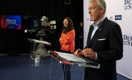 Mary Peltola i Dan Sullivan, senator Partii Republikańskiej, w czasie debaty przed wyborami połówkow