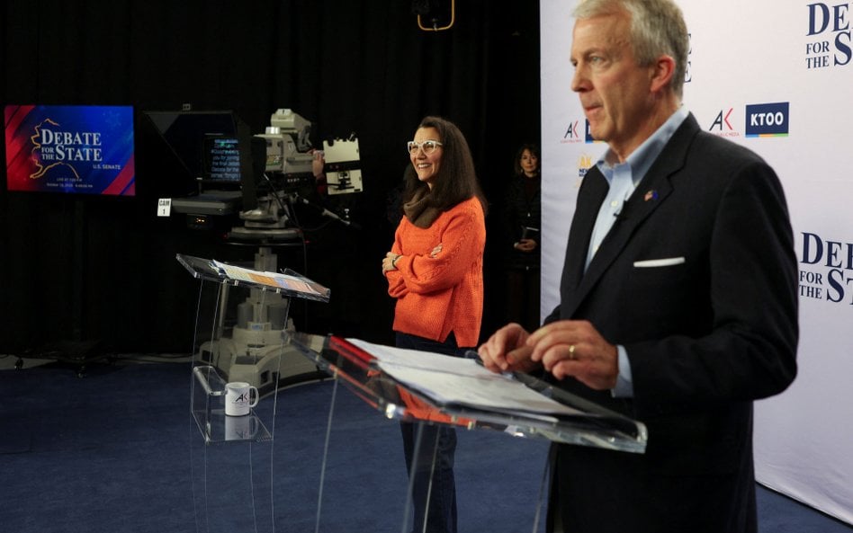 Mary Peltola i Dan Sullivan, senator Partii Republikańskiej, w czasie debaty przed wyborami połówkow