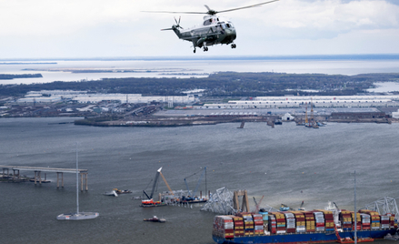 Marine One z prezydentem USA Joe Bidenem na pokładzie przelatuje nad wrakiem zawalonego mostu Franci