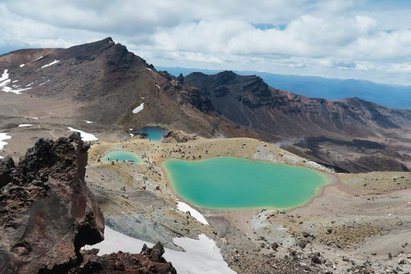Szmaragdowe jeziora jak magnes przyciągają piechurów na szlak w Parku Narodowym Tongariro.