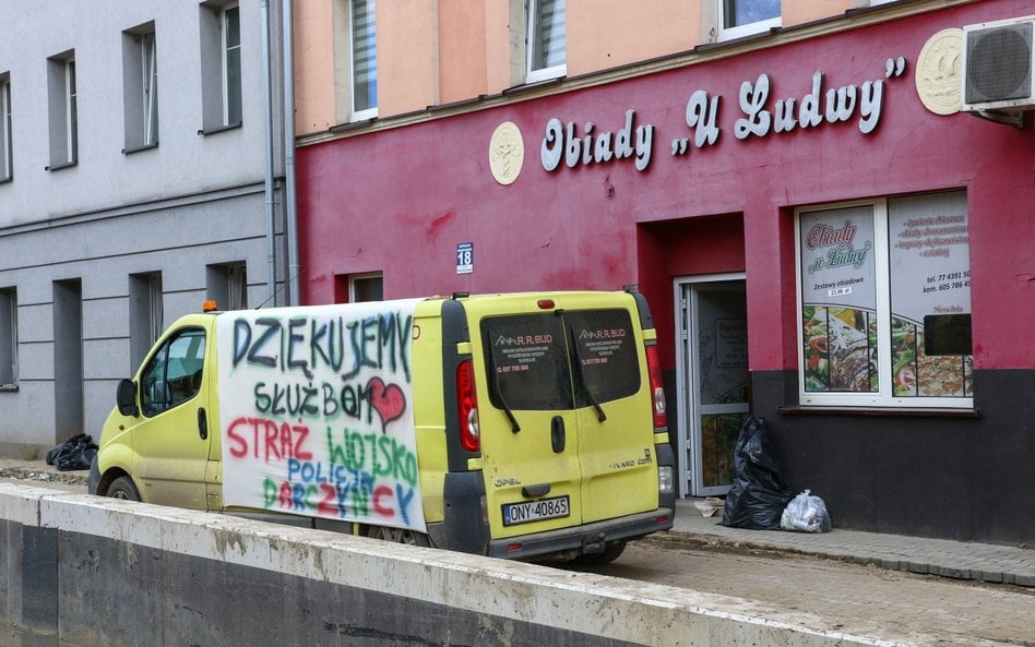 Podziękowania dla służb zaangażowanych w usuwanie skutków powodzi oraz darczyńców, umieszczone przed