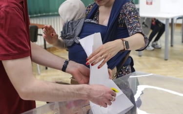 Wybory samorządowe 2024. Głosowanie w jednym z lokali wyborczych w Warszawie