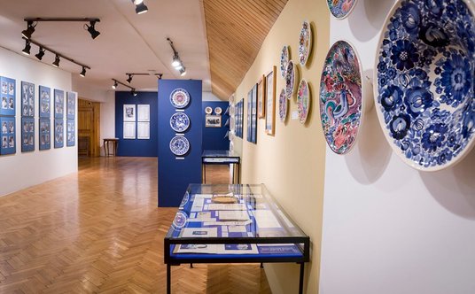 Fragment wystawy czasowej  „Fajans włocławski. Biennale 1973–1991”. Archiwum MZKiD we Włocławku