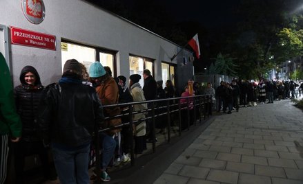 Kolejka do jednego z lokali wyborczych w Warszawie