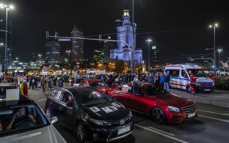 Warszawa: Uczestniczki protestów potrącił funkcjonariusz ABW?