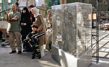 Na wystawie można zobaczyć między innymi ubrania i szczotkę do włosów zabitego dowódcy Hezbollahu