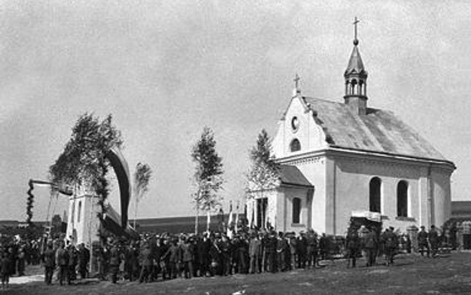 Uroczystości przy kaplicy wzniesionej na mogile poległych w walkach 1920 r.