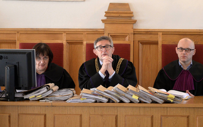 Sędzia Tomasz Wojciechowski (w środku)