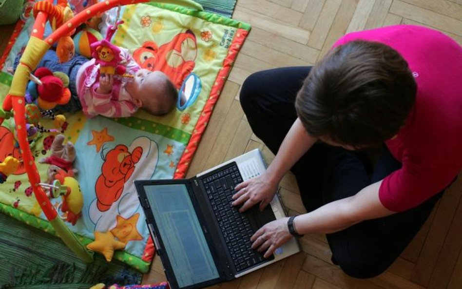 Rośnie udział kobiet prowadzących sklepy internetowe. Jest to częsta droga rozwoju zawodowego matek 