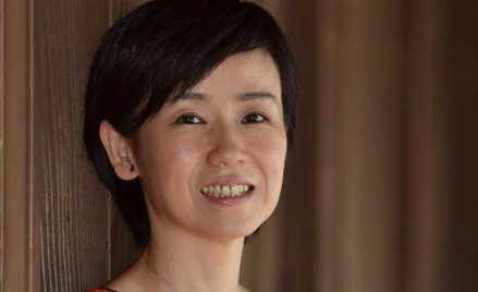 Kazuki Sakuraba, autorka powieści obyczajowych, kryminalnych i rysunkowych mang. Urodziła się w 1971