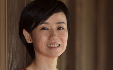Kazuki Sakuraba, autorka powieści obyczajowych, kryminalnych i rysunkowych mang. Urodziła się w 1971