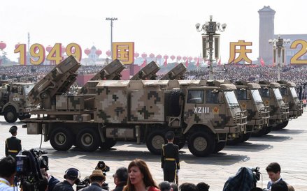 Pojazdy wojskowe na Placu Niebiańskiego Spokoju (Tiananmen)