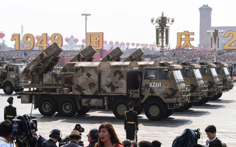 Pojazdy wojskowe na Placu Niebiańskiego Spokoju (Tiananmen)