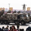 Pojazdy wojskowe na Placu Niebiańskiego Spokoju (Tiananmen)
