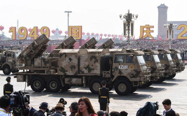 Pojazdy wojskowe na Placu Niebiańskiego Spokoju (Tiananmen)