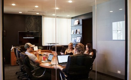 Generacja Z coraz chętniej zmienia zasady ustanowione w wielkich korporacjach.